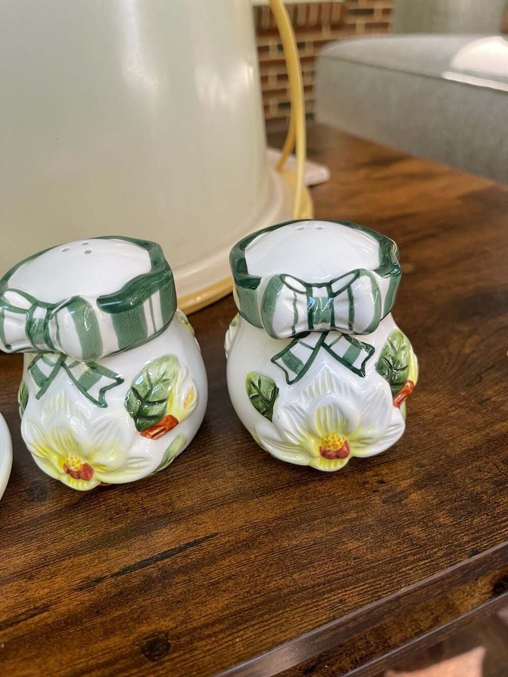 Young's Inc Magnolia with Bow Ceramic Salt and Pepper Shakers
